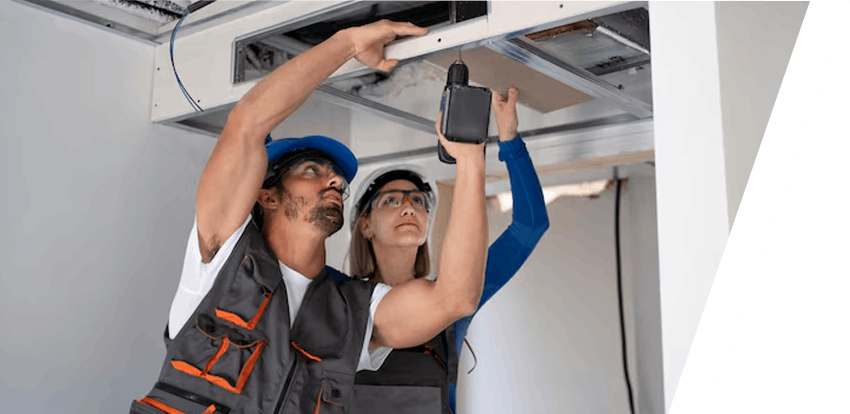 Hombre y mujer instalando un techo falso